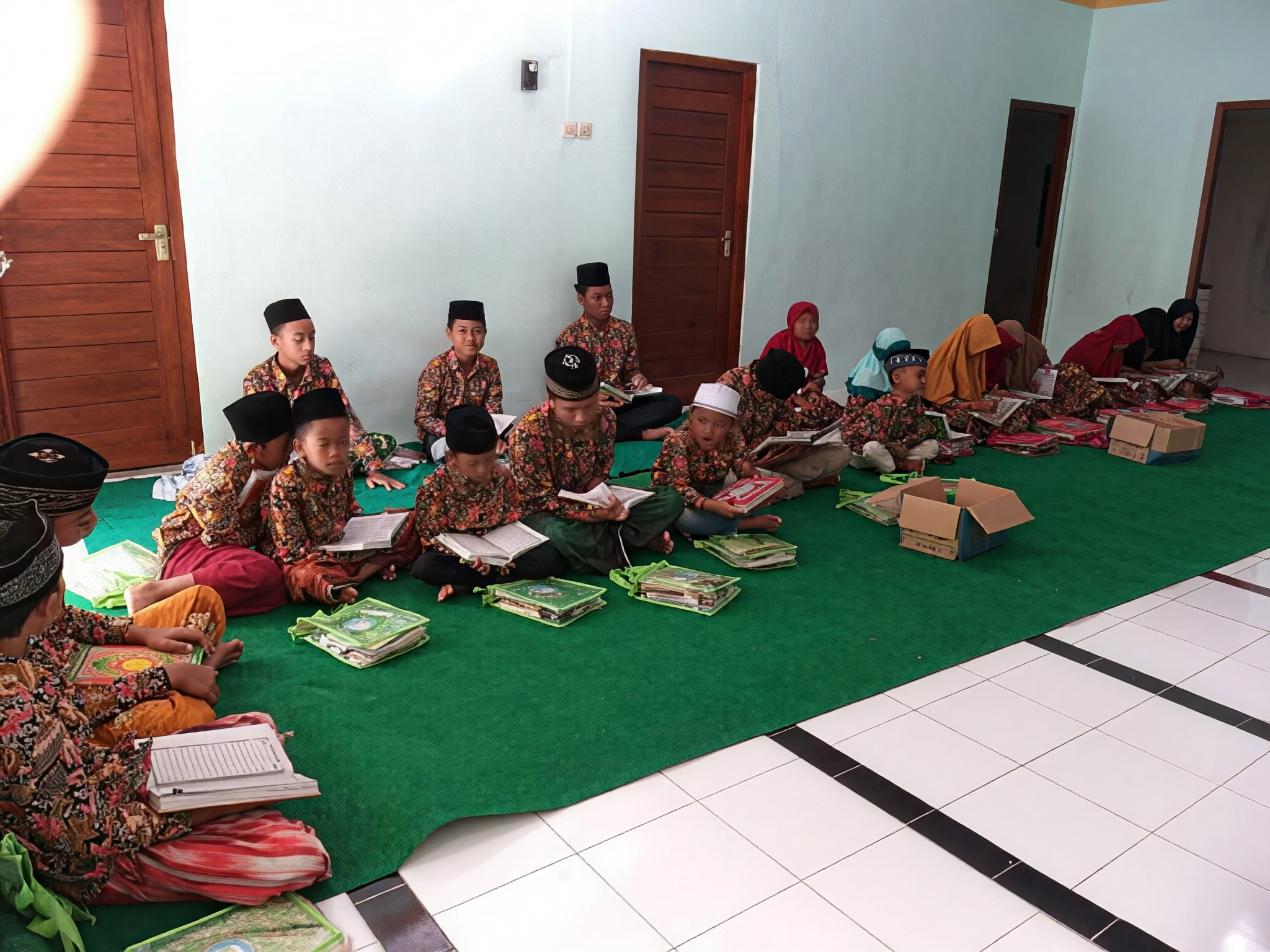 Foto kebersamaan pengurus yayasan dan anak-anak yatim piatu